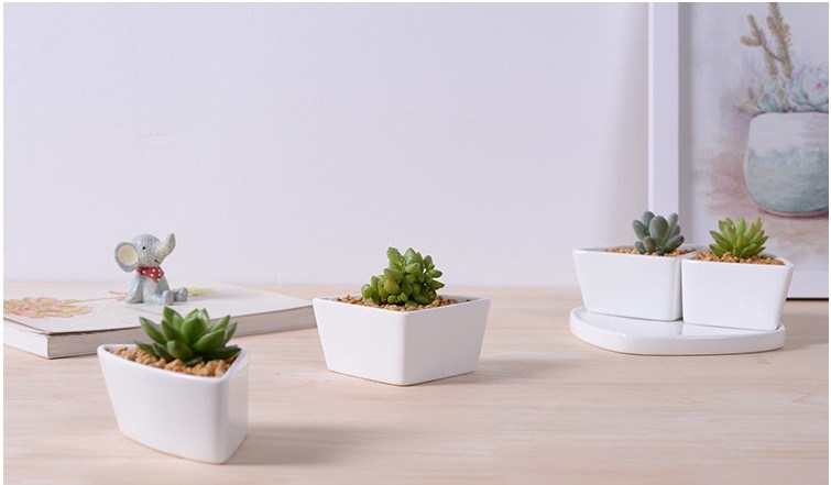 Pot de fleurs en céramique blanche avec assiettes froides assorties à base triangulaire