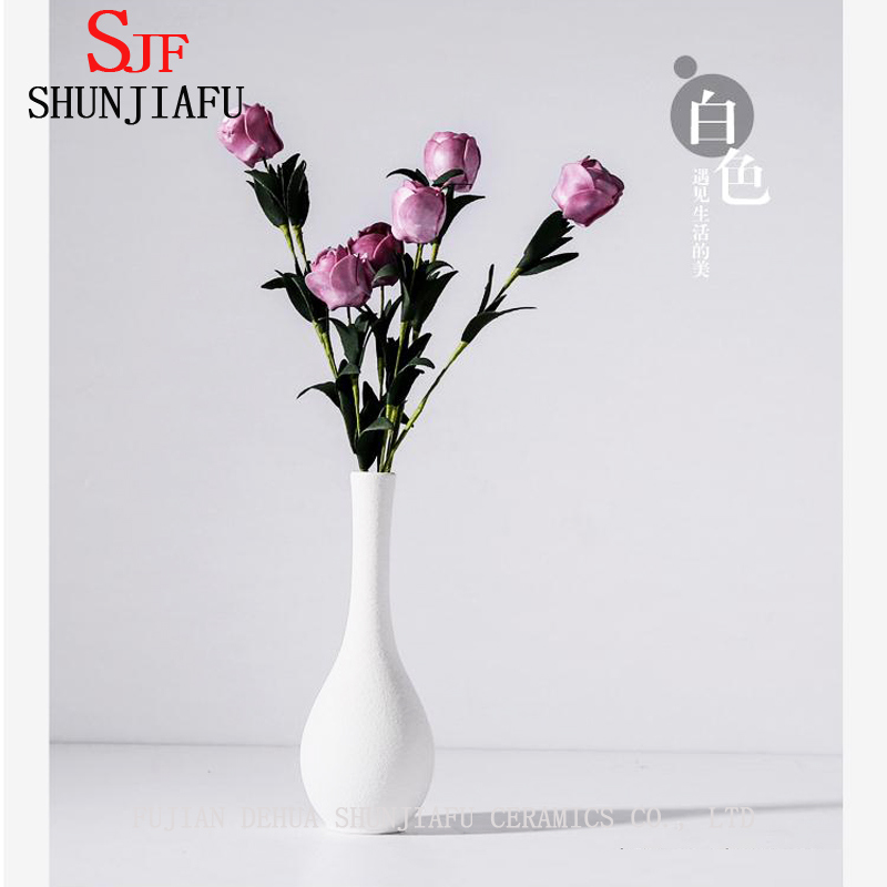 La décoration simple de ménage de style européen est un vase en céramique blanc et noir moderne simple / vase à fleur