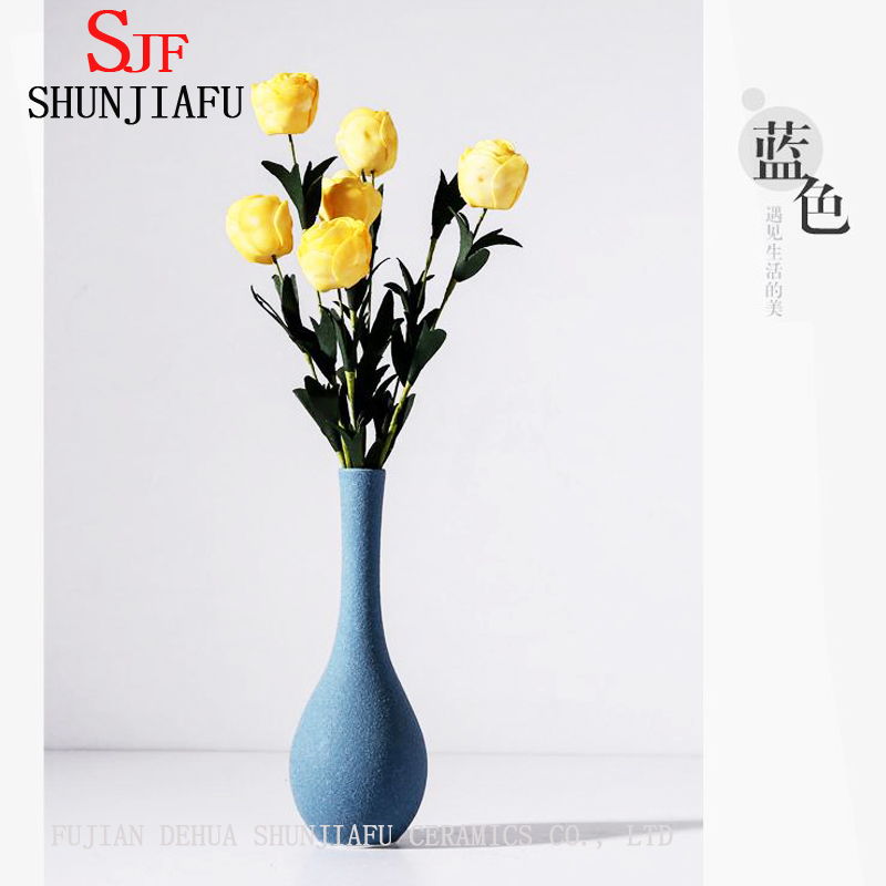 La décoration simple de ménage de style européen est un vase en céramique blanc et noir moderne simple / vase à fleur