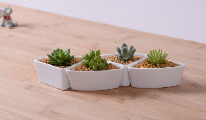 Pot de fleurs triangulaire en céramique blanche avec base en bambou