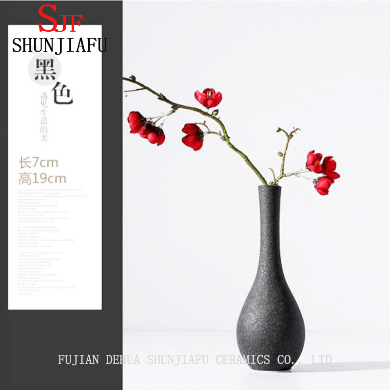 La décoration simple de ménage de style européen est un vase en céramique blanc et noir moderne simple / vase à fleur