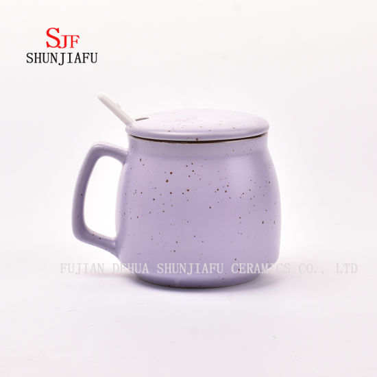 Tasse créative en céramique avec couvercle. Tasse à café pour le petit déjeuner
