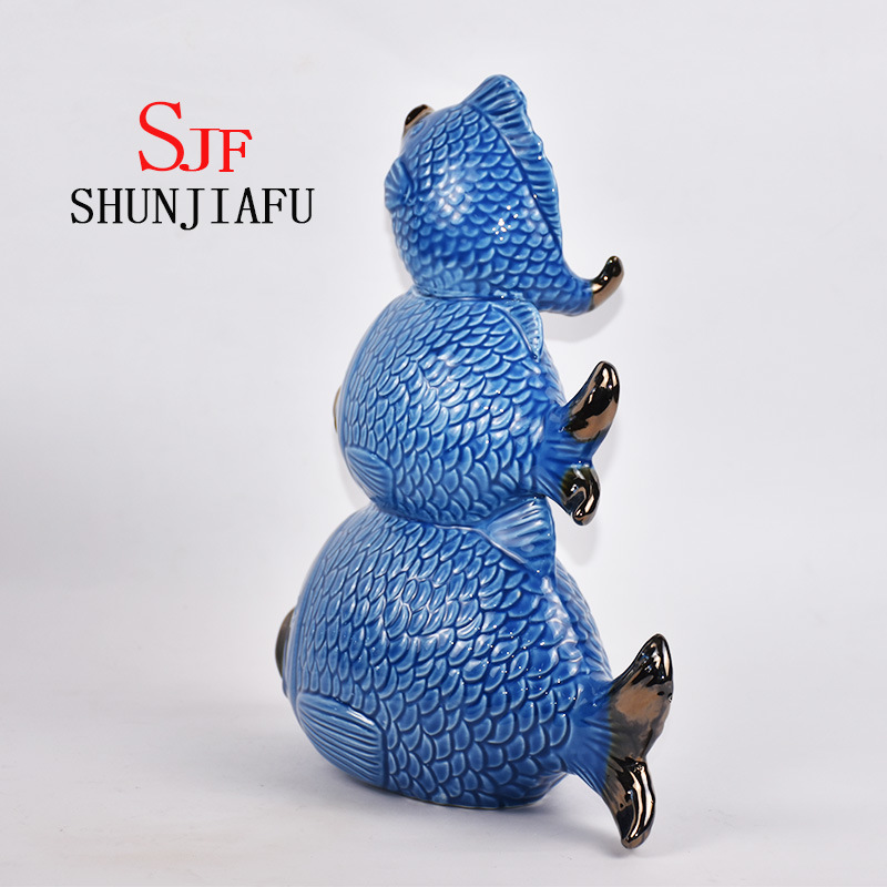 Famille harmonieuse de trois poissons en c&eacute;ramique pour la d&eacute;coration int&eacute;rieure