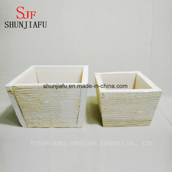 Petits pots de fleurs carrés en bois