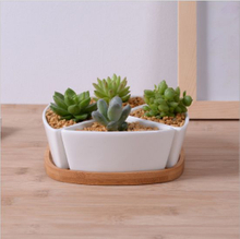 Pot de fleurs triangulaire en céramique blanche avec base en bambou