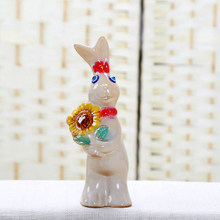 Petite main en céramique de lapin tenir la décoration concise de mode de tournesol / a
