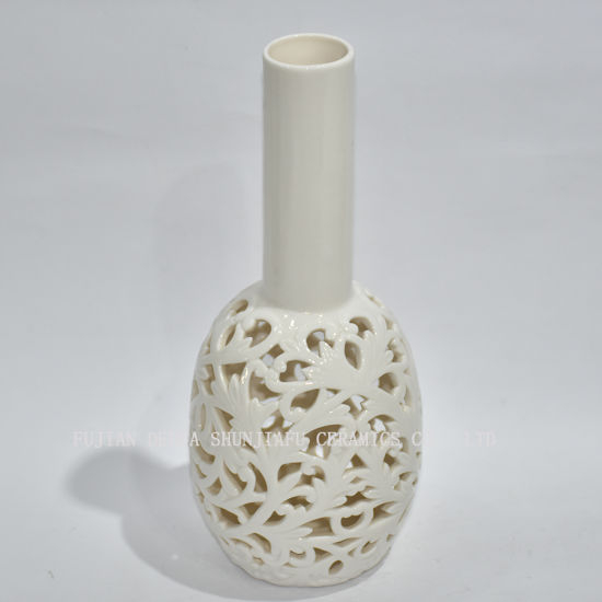 Vase à col en céramique de forme évidée