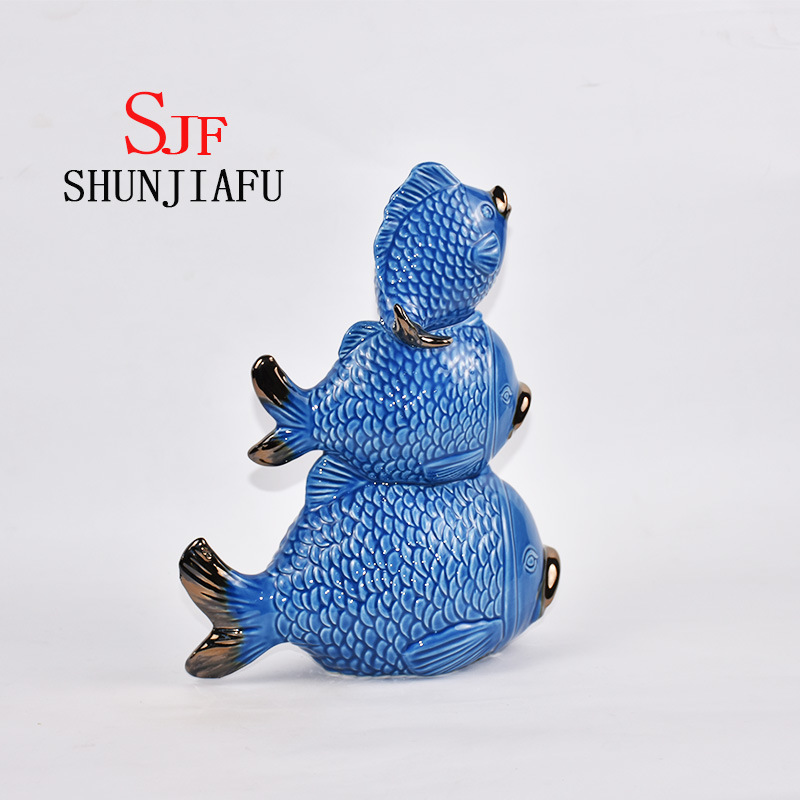 Famille harmonieuse de trois poissons en c&eacute;ramique pour la d&eacute;coration int&eacute;rieure