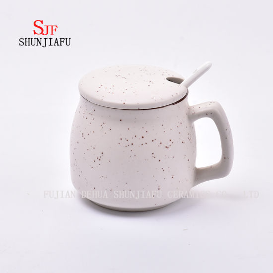 Tasse créative en céramique avec couvercle. Tasse à café pour le petit déjeuner