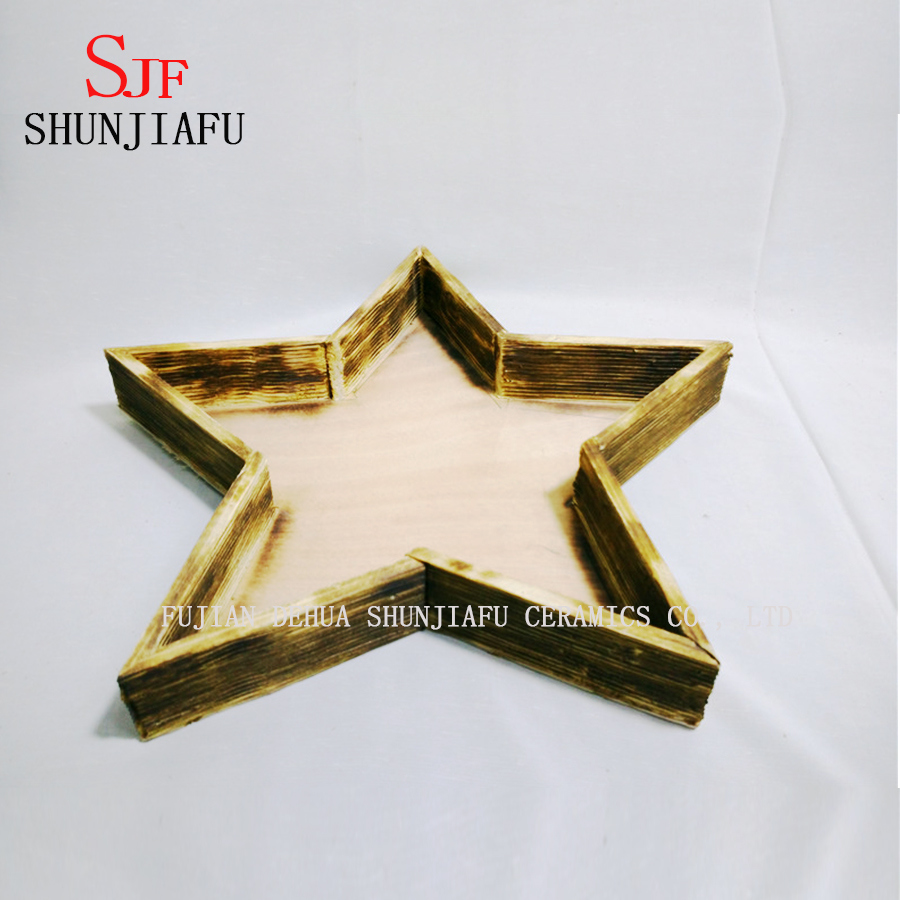 Petits pots de fleurs carr&eacute;s en bois