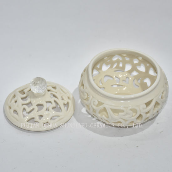 Forme évidée avec couvercle boîte à bijoux / céramique