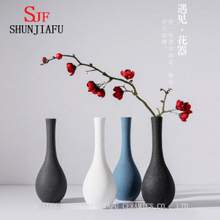 La décoration simple de ménage de style européen est un vase en céramique blanc et noir moderne simple / vase à fleur