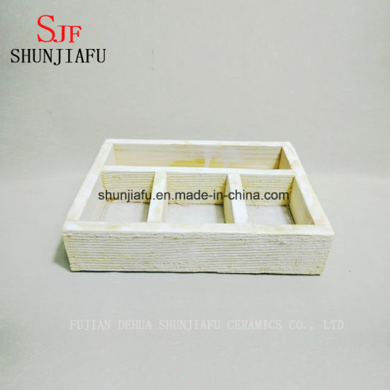 Petits pots de fleurs carrés en bois