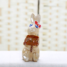 Petit lapin en céramique s'asseoir sur la table décoration de la maison moderne concise