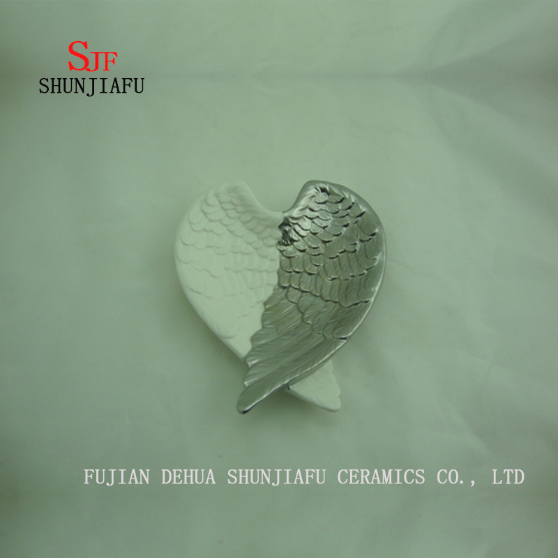 Assiette ailes d'ange la couleur est blanc et or, plat en c&eacute;ramique bonbon