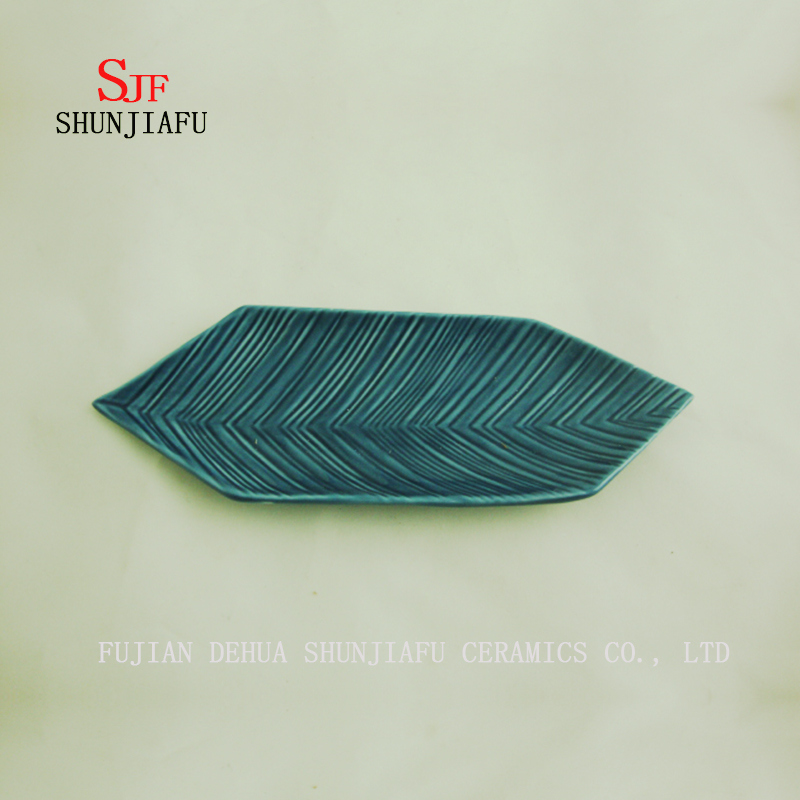 L'eau bleue des lignes en c&eacute;ramique de plat de service de plat de sauce de feuille en c&eacute;ramique