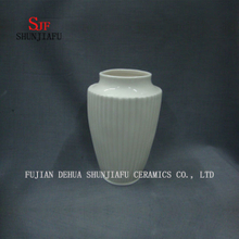 Vase cannelé en céramique blanche pour la décoration