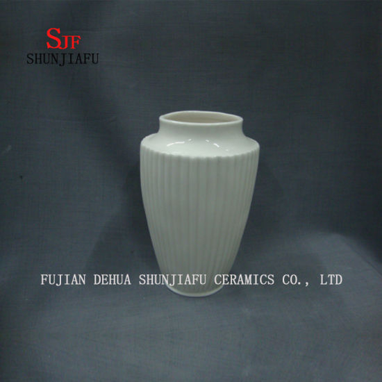 Vase cannelé en céramique blanche pour la décoration