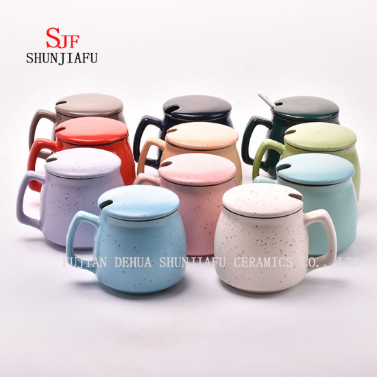 Tasse créative en céramique avec couvercle. Tasse à café pour le petit déjeuner