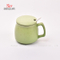 Tasse créative en céramique avec couvercle. Tasse à café pour le petit déjeuner