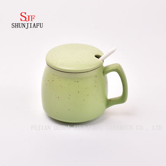 Tasse créative en céramique avec couvercle. Tasse à café pour le petit déjeuner