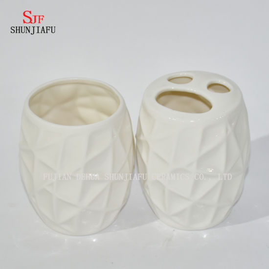 Ensemble d'accessoires de salle de bain en céramique blanche de 4 pièces / ensemble /, gobelet, porte-savon et distributeur