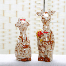 La mariée et le marié de moutons en céramique moderne décorent des décorations de mariage / a