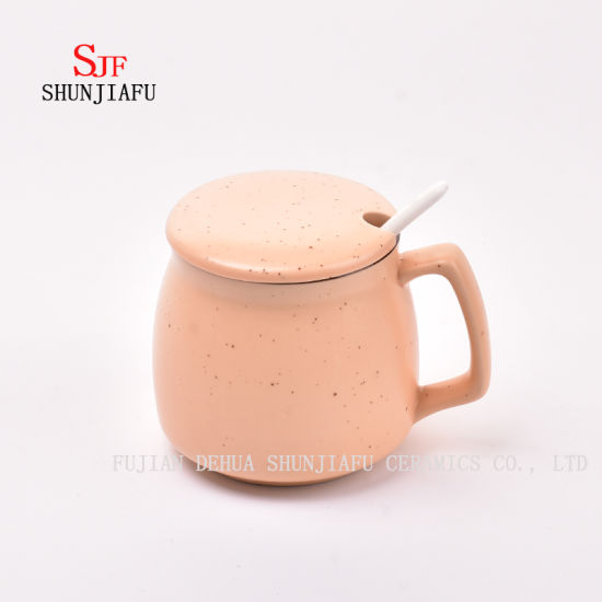 Tasse créative en céramique avec couvercle. Tasse à café pour le petit déjeuner
