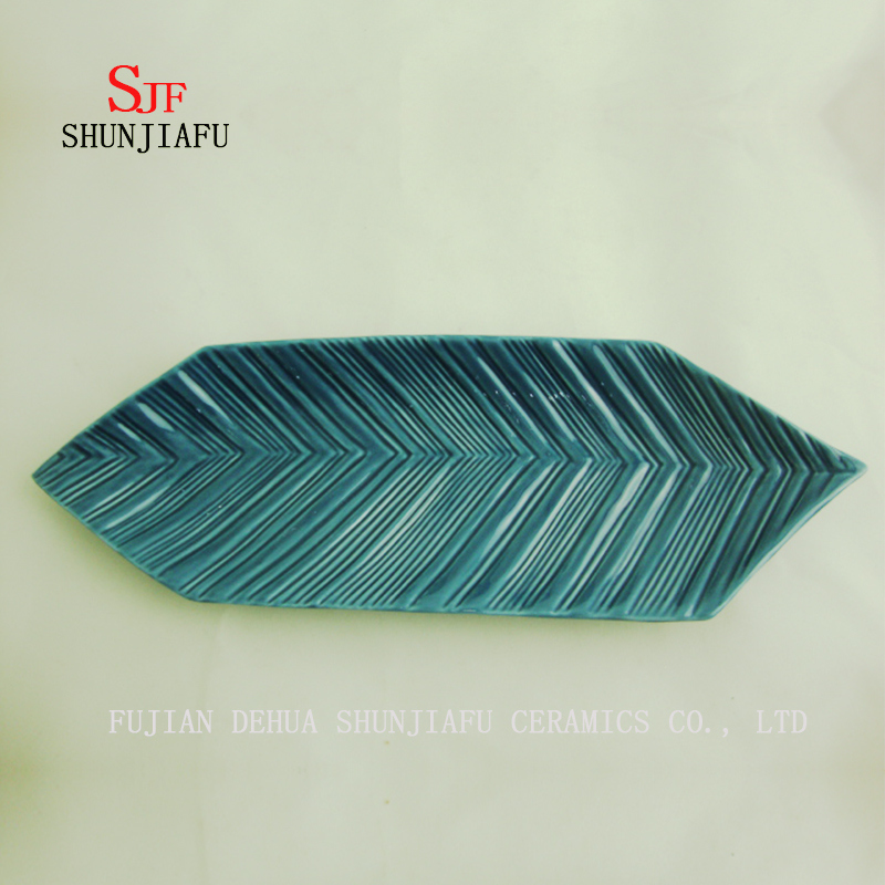 L'eau bleue des lignes en c&eacute;ramique de plat de service de plat de sauce de feuille en c&eacute;ramique