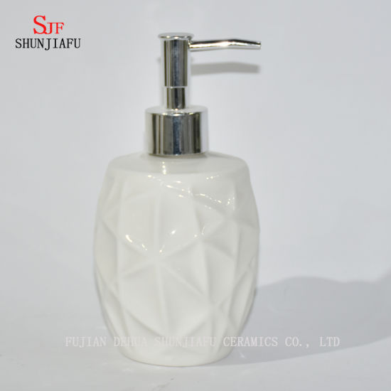 Ensemble d'accessoires de salle de bain en céramique blanche de 4 pièces / ensemble /, gobelet, porte-savon et distributeur