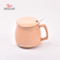 Tasse créative en céramique avec couvercle. Tasse à café pour le petit déjeuner
