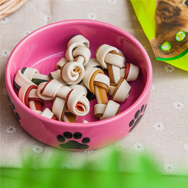 avec des empreintes de chien imprimant des os imprimés circulaires au bas du bol en céramique pour chien Feeder en céramique rose pour animaux de compagnie Bol en céramique rose pour chien