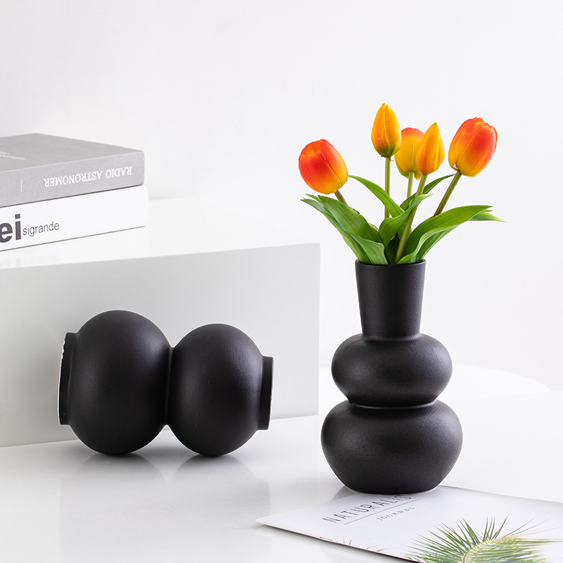 La science des glaçures explorant la couleur dans des vases en céramique à feu élevé