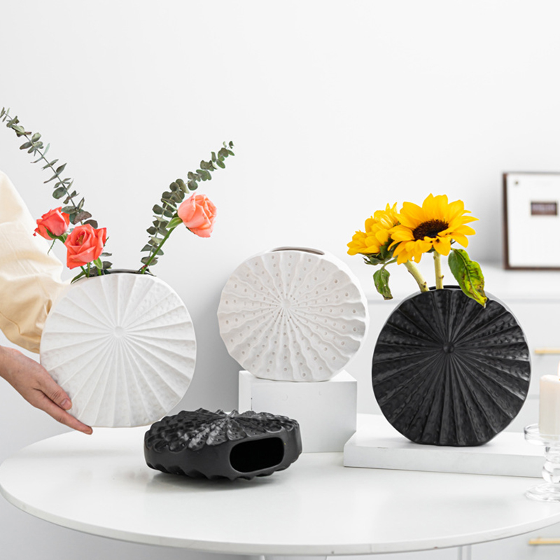 Vase rond en céramique plat moderne, Pot de fleur cannelé plissé, noir mat, blanc, décoration nordique pour la maison, vente en gros, Vase de table créatif en porcelaine côtelée