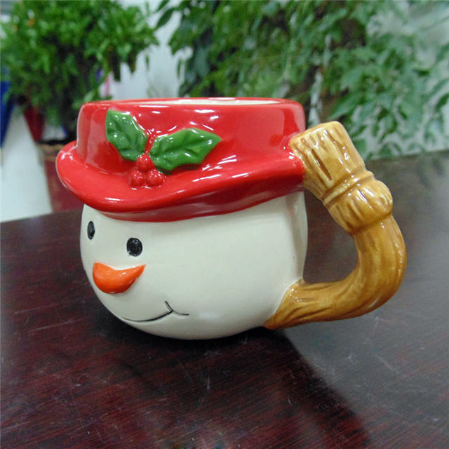 Bonhomme de neige avec tasse de crème glacée en céramique de conception de chapeau
