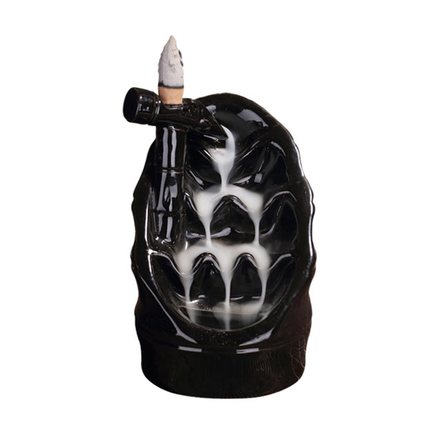 Comme une couche de cascade sur un brûleur d'encens en céramique à contre-courant en couche