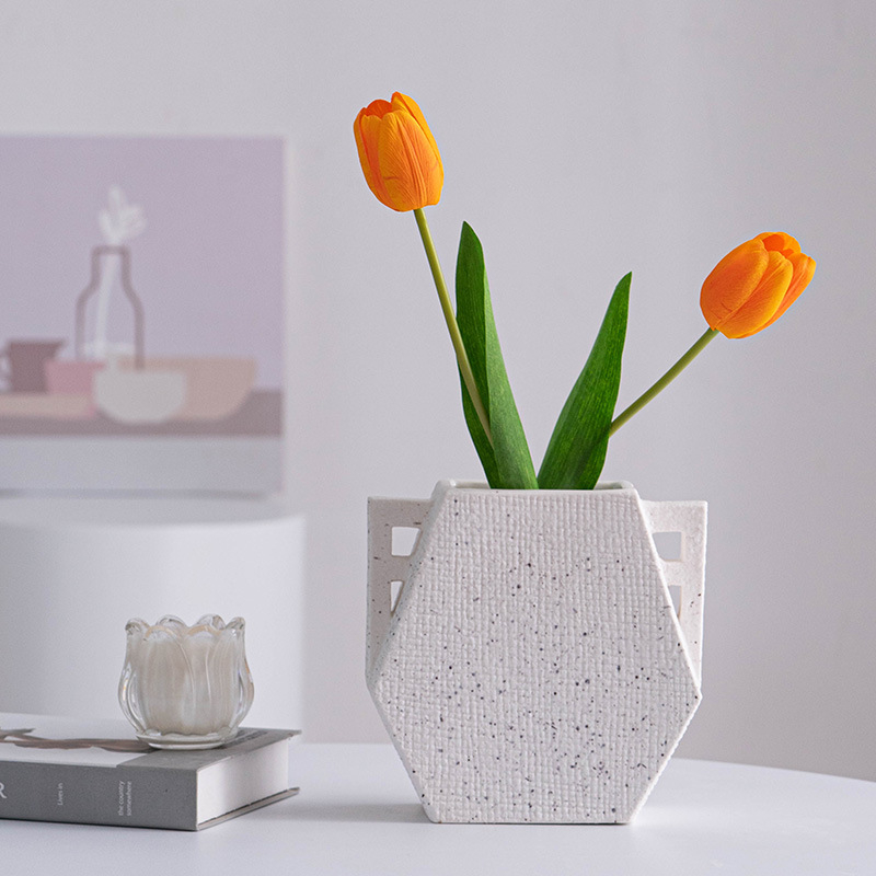 Vase en porcelaine blanc intemporel - pièce maîtresse florale polyvalente pour n'importe quel espace