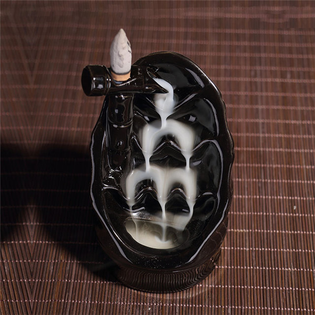 Comme une couche de cascade sur un brûleur d'encens en céramique à contre-courant en couche