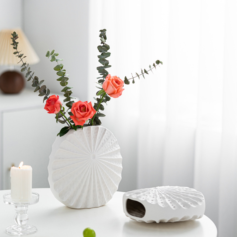 Vase rond en céramique plat moderne, Pot de fleur cannelé plissé, noir mat, blanc, décoration nordique pour la maison, vente en gros, Vase de table créatif en porcelaine côtelée
