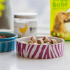 Alimentateur en céramique pour animaux de compagnie en céramique de bol de chien en céramique circulaire de bande rose d'impression