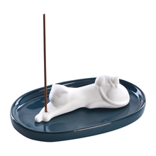 Petit chat en céramique de sculpture de brûleur d'encens de ligne avec des supports d'encens de bâton de plat d'ellipse