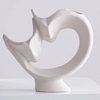 Vase en céramique à la main d'art fonctionnel pour les intérieurs modernes