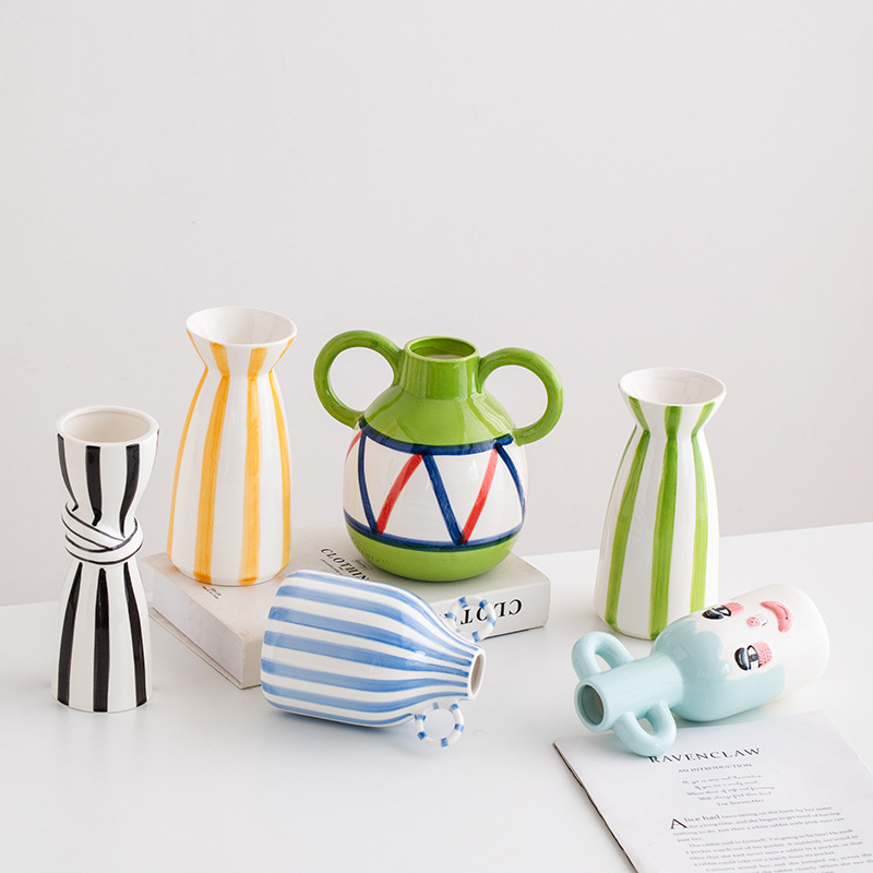 Conceptions compactes pour les petits appartements Vases en céramique pour espaces urbains