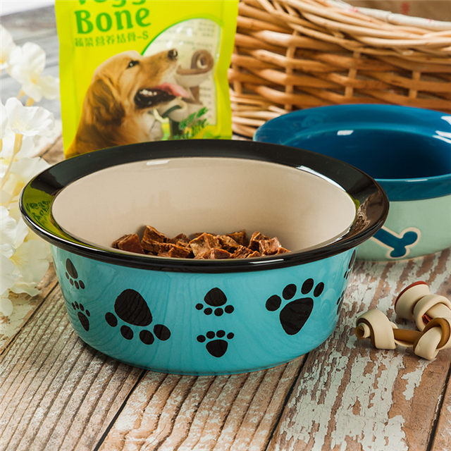 Avec des empreintes de chien imprimant des os imprimés circulaires au bas du bol en céramique alimentation pour chien bol en céramique pour chien en céramique rose