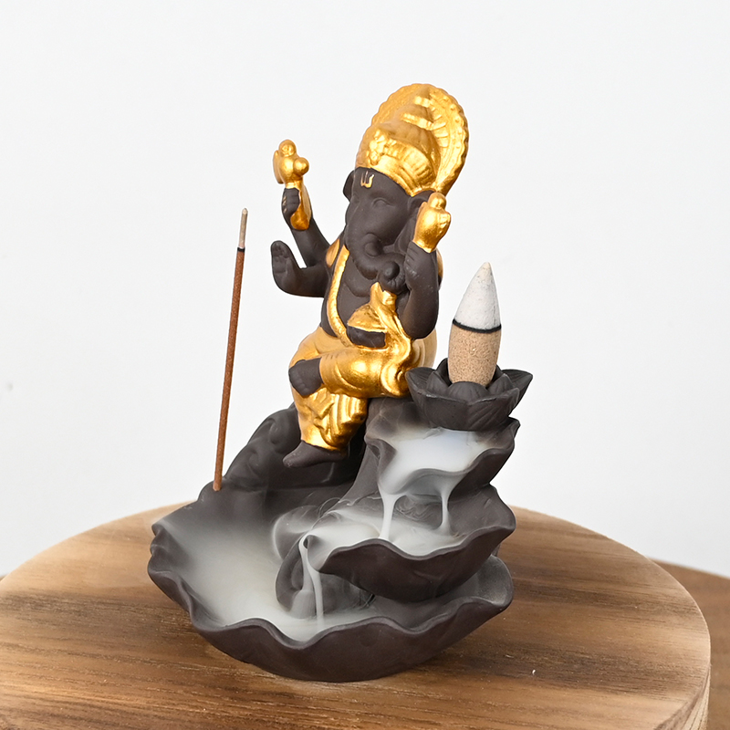 Brûleur d'encens à refoulement en cascade de style Ganesha en céramique dorée