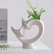 Vase en céramique à la main d'art fonctionnel pour les intérieurs modernes