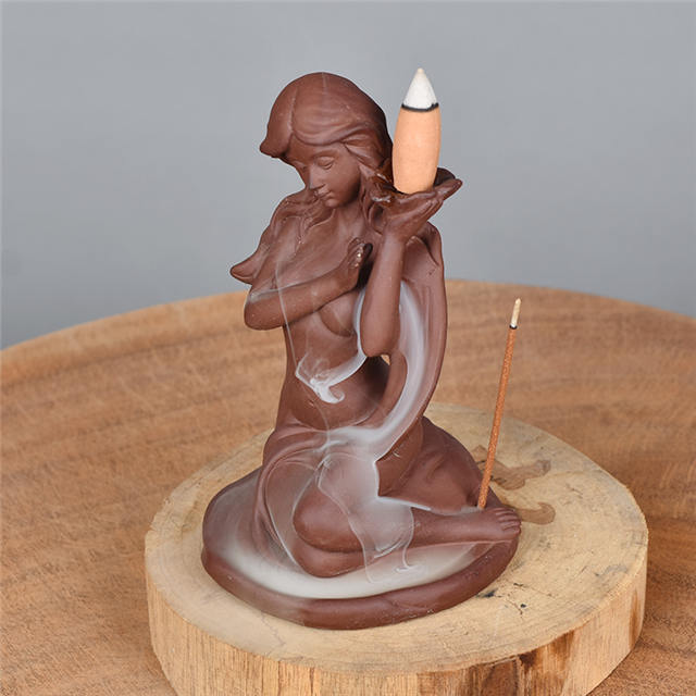 Main tenant des statues de déesse de cône d'encens à reflux brûleur d'encens à reflux en céramique