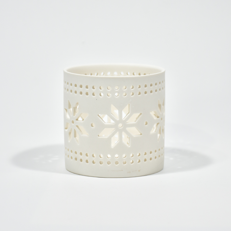 Porcelaine blanche circulaire creux de style neige en céramique coussin de motif en céramique creux