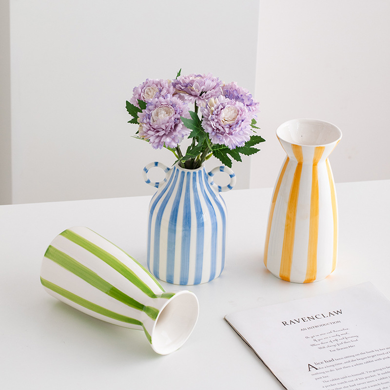 Conceptions compactes pour les petits appartements Vases en céramique pour espaces urbains