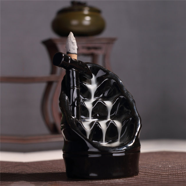 Comme une couche de cascade sur un brûleur d'encens en céramique à contre-courant en couche